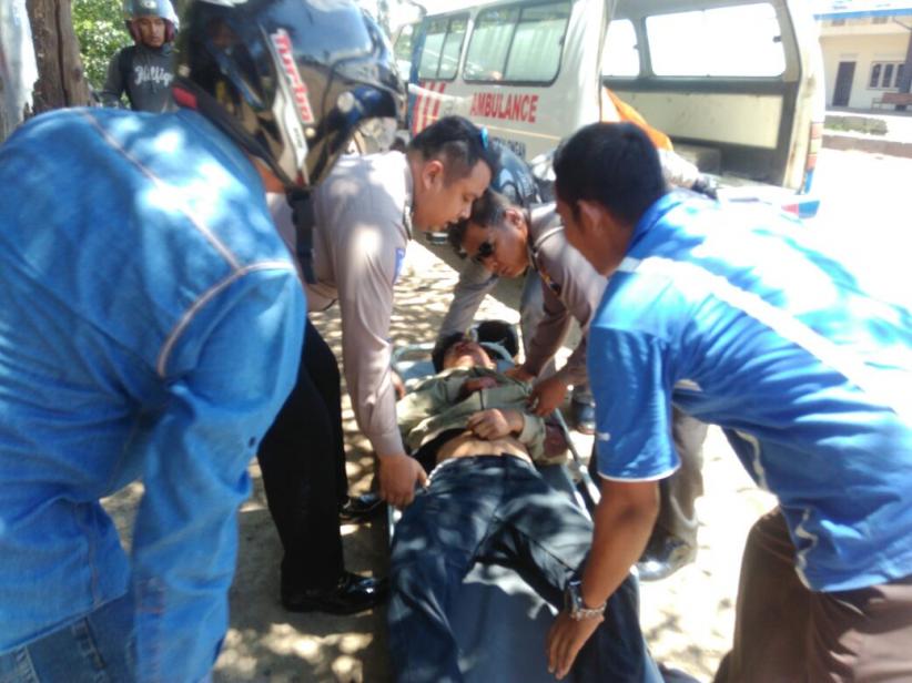 title Asyik Main Ponsel, Pengendara Motor Tabrak Mobil Boks Asyik Main Ponsel, Pengendara Motor Tabrak Mobil Boks