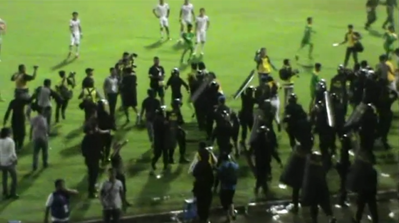 PSM Tumbang, Suporter Mengamuk di Stadion Andi Matalatta