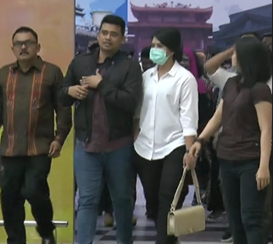 Tiba di Medan, Kahiyang Ayu Langsung Disambut Acara Adat Horuan