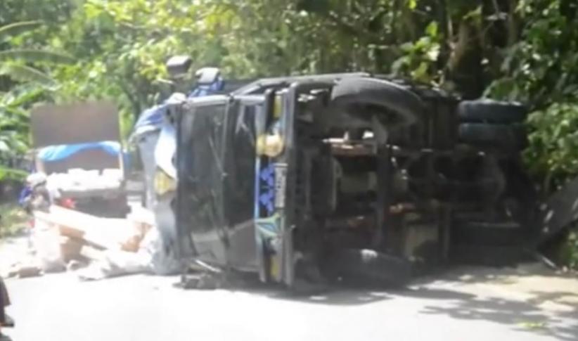 Hati-hati, Kehabisan Solar Saat Menenjak Truk di Mamuju Terguling