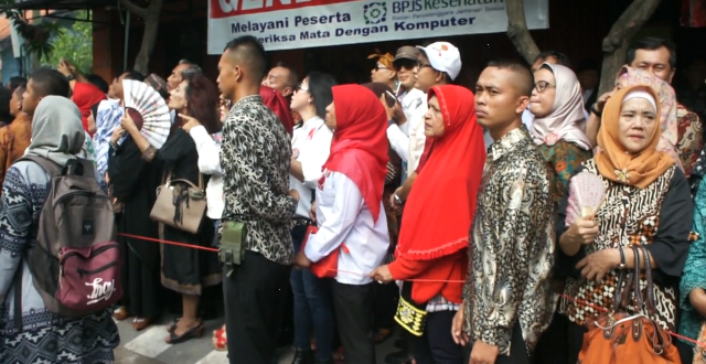 Warga Rela Berdesakkan Saksikan Pernikahan Kahiyang Ayu