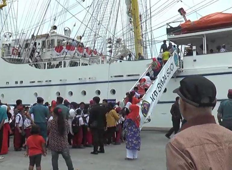 Warga Sambut Meriah KRI Bima Suci di Dermaga Teluk Bayur Padang