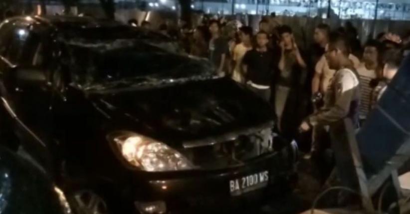 Kebut-Kebutan, 1 Mobil Tabrak Pembatas dan Terguling di Padang 