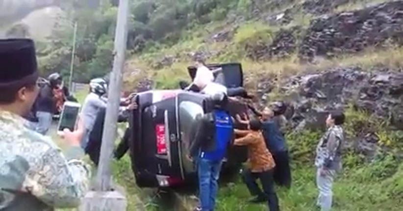 Mobil Rombongan Presiden Jokowi Kecelakaan di Jalan Lintas Sumatera