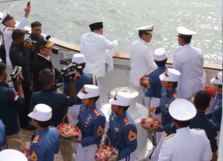 Peringati Hari Pahlawan, Taruna AAU Taburkan Bunga dari KRI Bima Suci