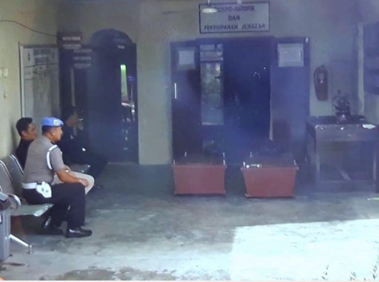 Dua Jenazah Pembakar Mapolres Dharmasraya Dijemput Keluarga