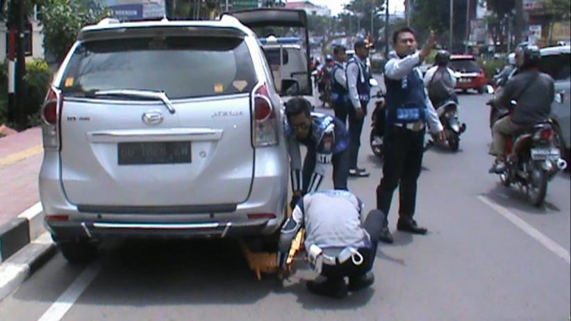 Sering Parkir di Bahu Jalan? Waspada Kendaraan Anda Digembok Petugas