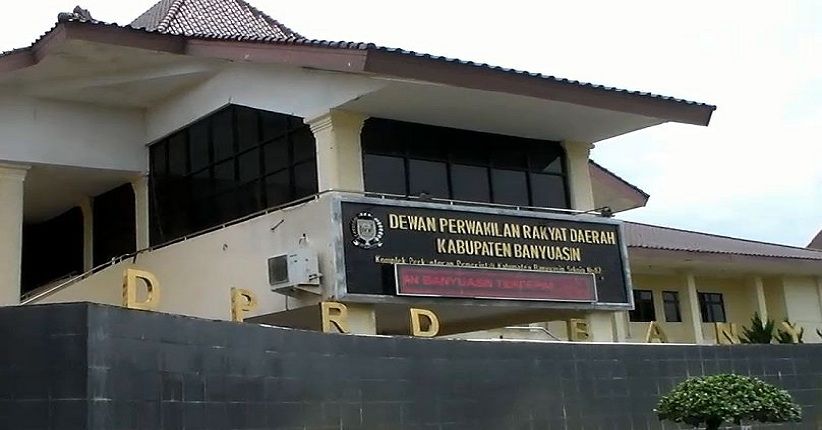 Massa Tuntut DPRD Banyuasin Segera Pecat Darul Qutni