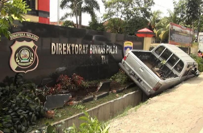 Diduga Mengantuk, Mobil Pikap Seruduk Kantor Binmas Polda Sumsel