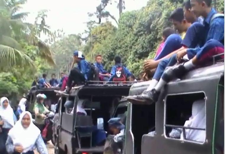 title Demi Sekolah, Siswa di Lahat Bertaruh Nyawa di Atas Angkutan Demi Sekolah, Siswa di Lahat Bertaruh Nyawa di Atas Angkutan