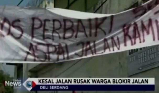 title Jalan Rusak Tak Kunjung Diperbaiki, Warga Blokir Jalan di Deliserdang Jalan Rusak Tak Kunjung Diperbaiki, Warga Blokir Jalan di Deliserdang