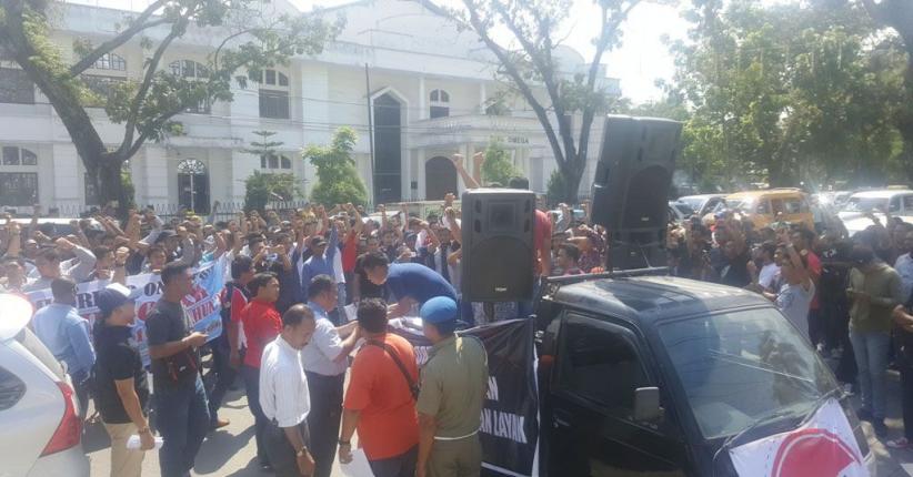 Ratusan Sopir Taksi Online di Medan Demonstrasi Tolak Permenhub 108