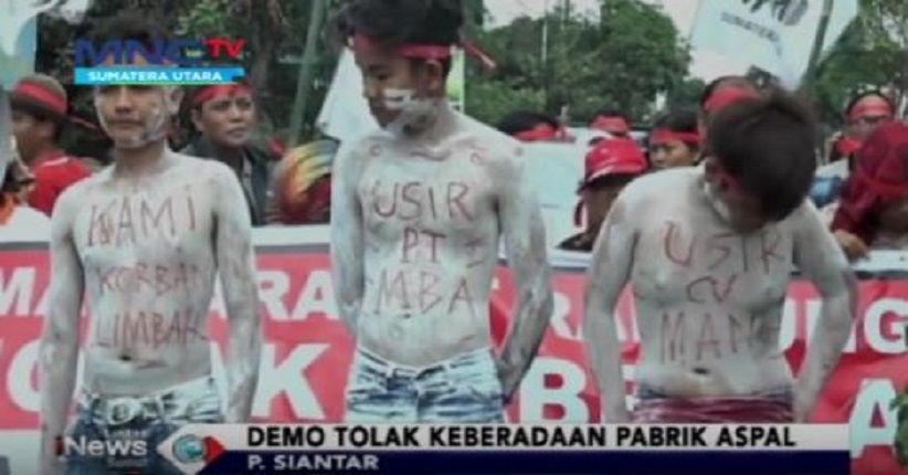 title Tolak Keberadaan Pabrik Aspal, Warga Tanam Pohon Pisang di Jalan Tolak Keberadaan Pabrik Aspal, Warga Tanam Pohon Pisang di Jalan