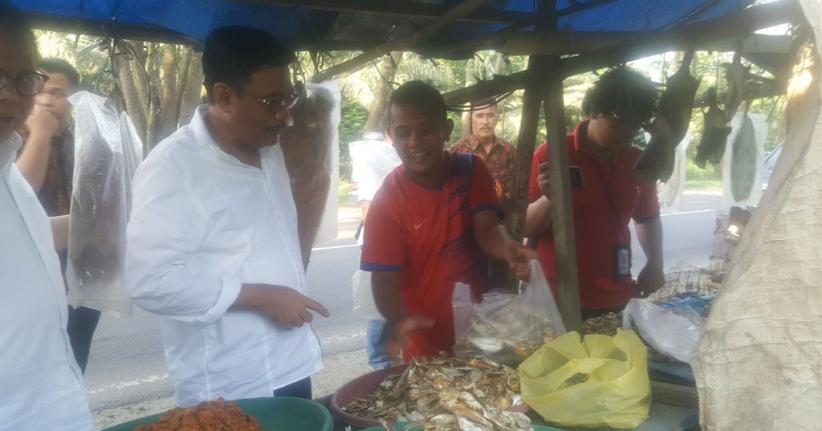 title Melintas di Jalan Lintas Sumatera, Djarot Singgah Beli Ikan Asin Melintas di Jalan Lintas Sumatera, Djarot Singgah Beli Ikan Asin