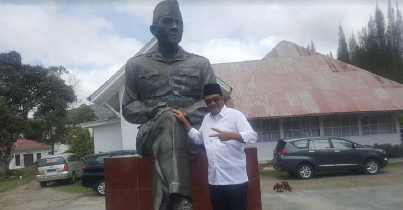 title Kunjungi Rumah Pengasingan Soekarno di Berastagi, Djarot Tampak Takjub Kunjungi Rumah Pengasingan Soekarno di Berastagi, Djarot Tampak Takjub