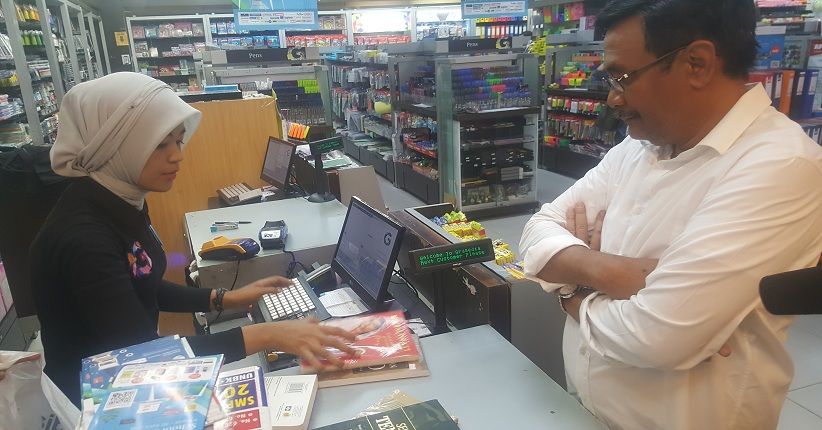 Mampir ke Toko Buku, Djarot Ingatkan Generasi Muda untuk Rajin Membaca