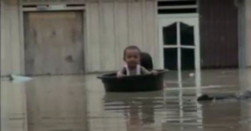 Banjir, Warga Evakuasi Anak-anak Menggunakan Ember