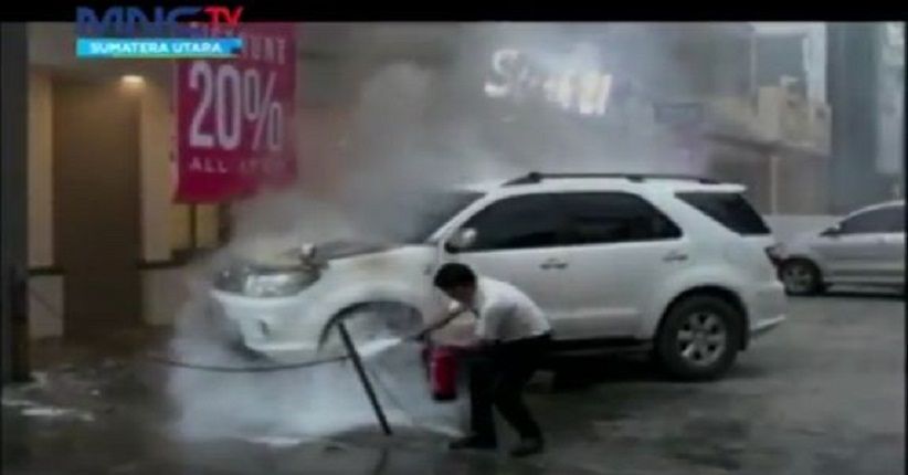 Diduga Korsleting Listrik, Toyota Fortuner Terbakar