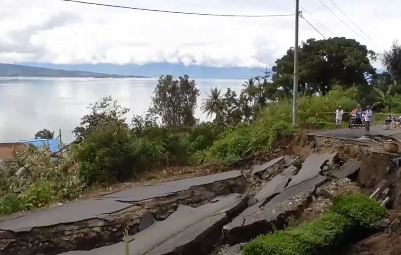 Jalan di Pinggiran Danau Toba Putus Akibat Longsor 