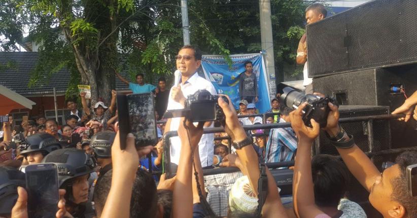 title Diperiksa 8 Jam, JR Saragih Bungkam Soal Materi Pemeriksaan Dirinya Diperiksa 8 Jam, JR Saragih Bungkam Soal Materi Pemeriksaan Dirinya