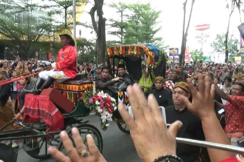 Ribuan Warga Antusias Saksikan Kirab Budaya Kahiyang-Bobby