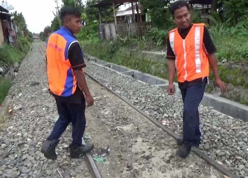 Diduga Stres, Tukang Becak Tewas Tabrakkan Diri ke Kereta BBM