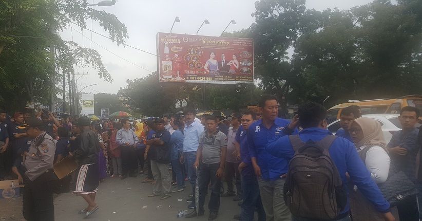 title Massa Minta Bawaslu Jadikan JR-Ance Paslon Nomor Urut 3 Massa Minta Bawaslu Jadikan JR-Ance Paslon Nomor Urut 3