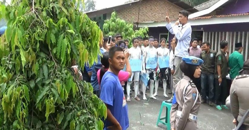 title Massa Jr Saragih Demo Jelang Putusan PTTUN, Sidang Dijaga Ketat  Massa Jr Saragih Demo Jelang Putusan PTTUN, Sidang Dijaga Ketat