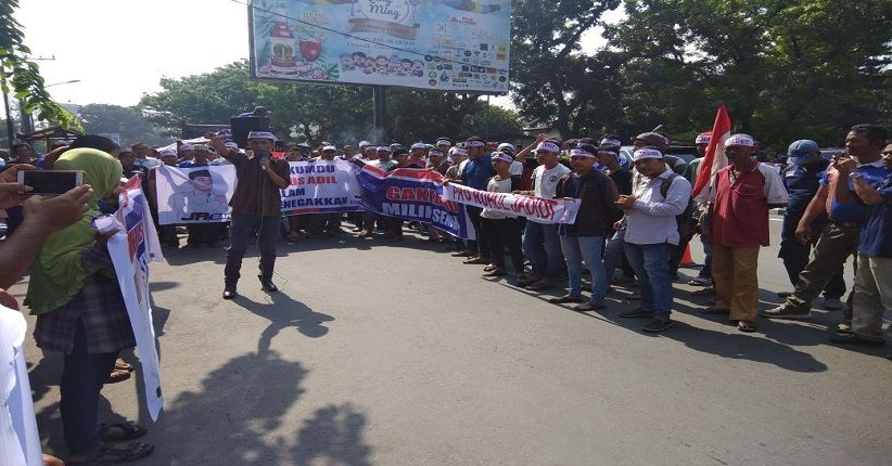 title JR Saragih Diperiksa, Pendukung Demo di Depan Kantor Bawaslu Sumut JR Saragih Diperiksa, Pendukung Demo di Depan Kantor Bawaslu Sumut