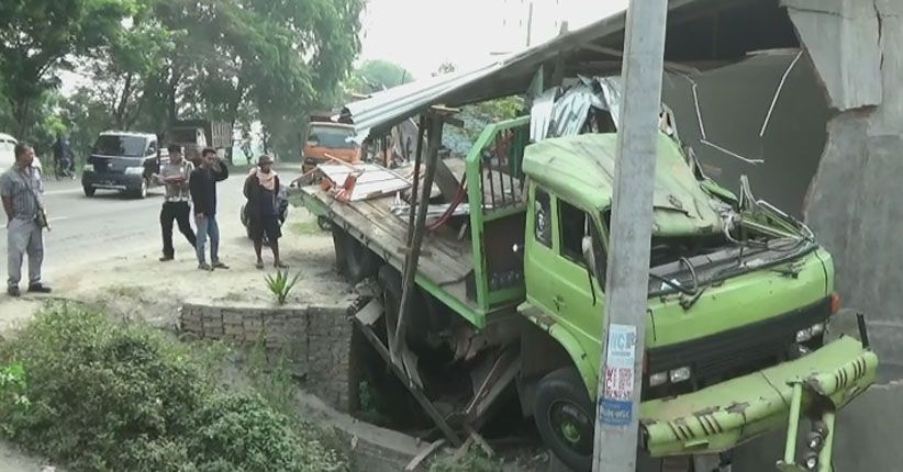 Truk Tabrak Truk Yang Parkir Di Sergai, 1 Tewas Dan Warung Hancur