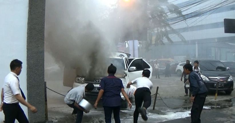 Mobil Mewah Terbakar Dekat Sun Plaza, Warga Panik Padamkan Api