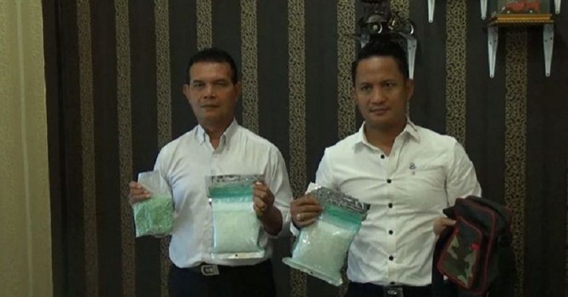 title Asyik Mancing, Warga Temukan 1 Kg Sabu dan Ribuan Pil Ekstasi Asyik Mancing, Warga Temukan 1 Kg Sabu dan Ribuan Pil Ekstasi