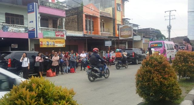 Ribuan Calon Penumpang Angkutan Kota di Medan Terlantar