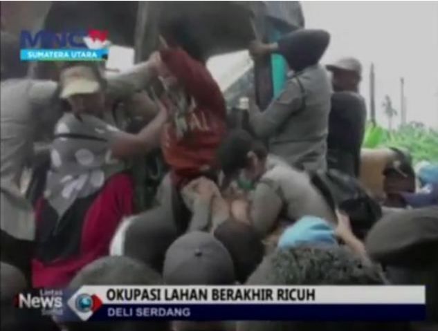 Puluhan Warga Halangi Alat Berat PTPN II