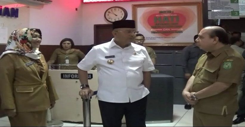 Sidak ke Disdukcapil, Wali Kota Medan Diprotes Warga