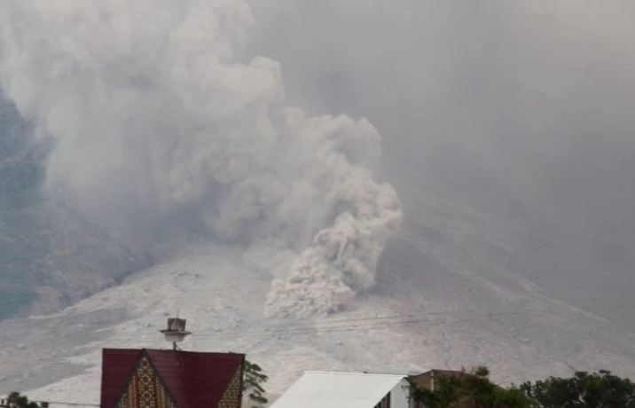 Selasa Sore, Gunung Sinabung Muntahkan Awan Panas 