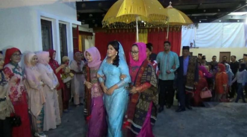 Tiba di Kediaman Keluarga Bobby, Kahiyang Disambut Adat Haroan Boru