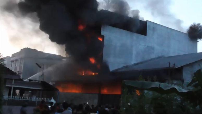 Kebakaran Hebat Hanguskan Gudang Mebel di Medan, 20 Damkar Dikerahkan
