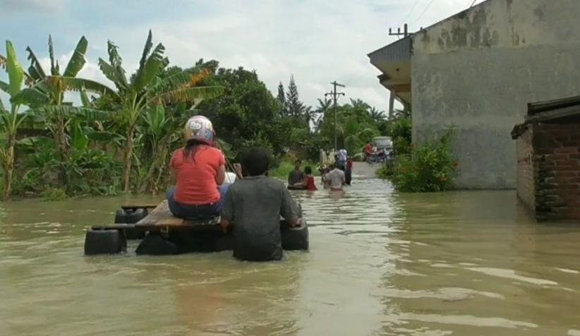 Banjir Masih Tinggi, Warga Desa Bangun Sari Enggan Mengungsi