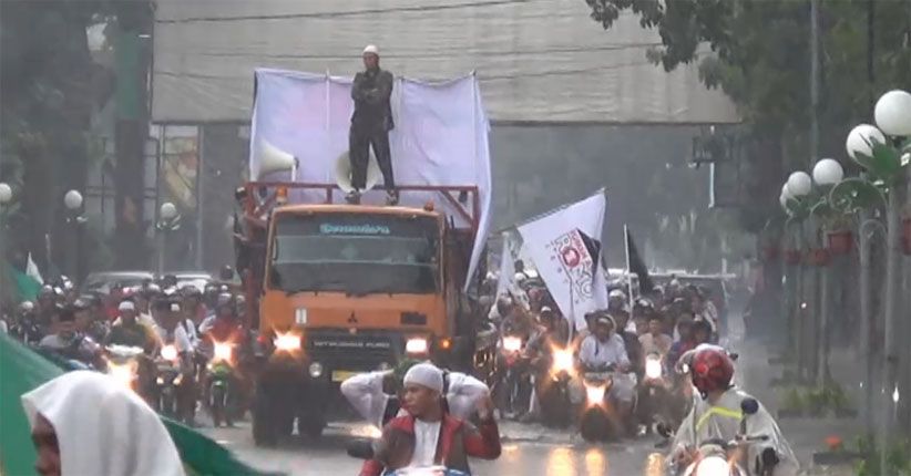 title Ribuan Umat Islam Geruduk Mapolda Sumut Desak Polisi Tangkap Sukmawati Ribuan Umat Islam Geruduk Mapolda Sumut Desak Polisi Tangkap Sukmawati