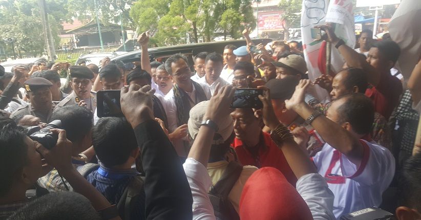 Jelang Pengundian Nomor Urut, Ribuan Pendukung Antarkan Kedua Paslon