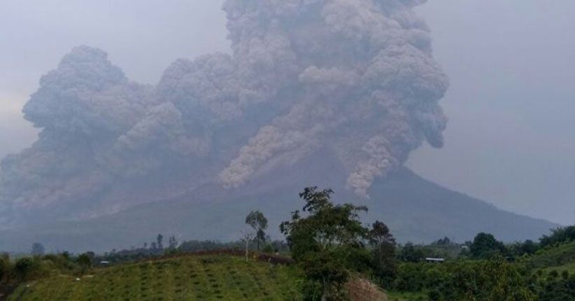 Gunung Sinabung Kembali Muntahkan Abu Vulkanik Setinggi 5 Km