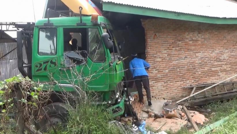 Truk Kontainer Tabrak Rumah Warga di Langkat, 2 Terluka