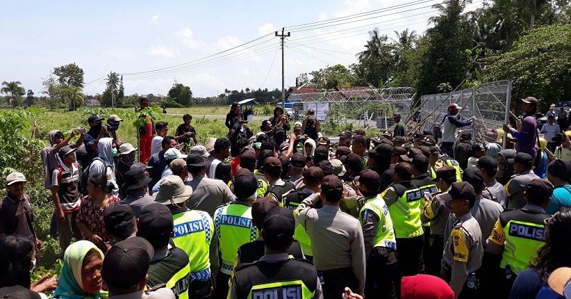 Aksi Saling Dorong Warnai Pemasangan Pagar Bandara NYIA