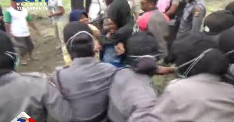 title Kericuhan Kembali Warnai Pengosongan Lahan Bandara Baru Yogya Kericuhan Kembali Warnai Pengosongan Lahan Bandara Baru Yogya