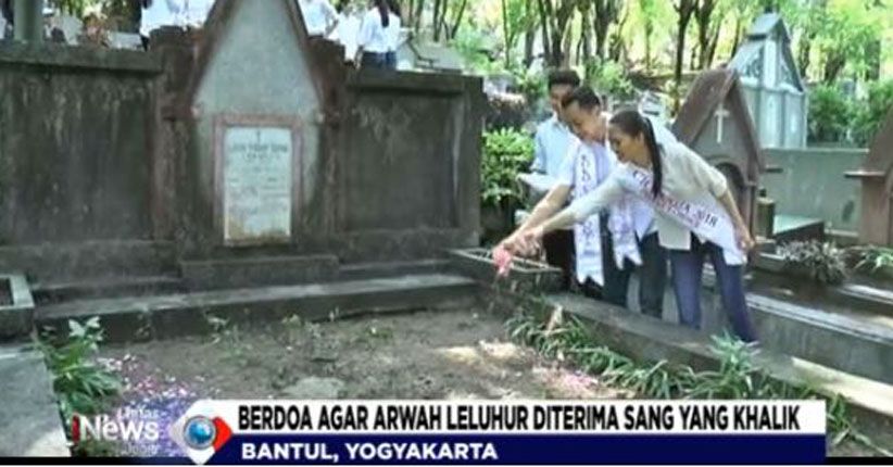 Uniknya Tradisi Cengbeng, Muda Mudi tionghoa Bersihkan Makam Leluhur