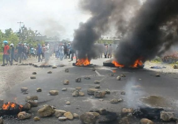 Setahun Penuh Honor Tak Kunjung Cair, Guru Blokade Kantor Dewan