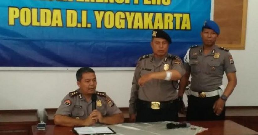 title Lumpuhkan Penyerang Gereja St Lidwina, Aiptu Almunir Dapat Penghargaan Lumpuhkan Penyerang Gereja St Lidwina, Aiptu Almunir Dapat Penghargaan