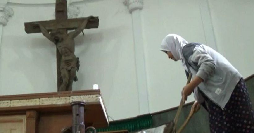 title Warga Muslim pun Ikut Bersihkan Gereja Santa Lidwina Warga Muslim pun Ikut Bersihkan Gereja Santa Lidwina