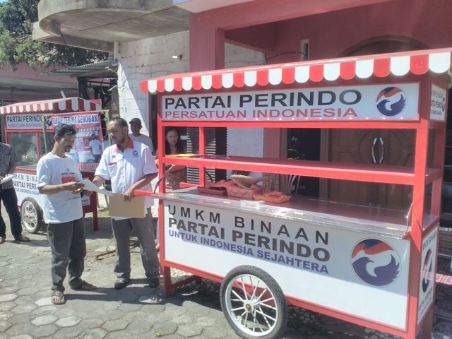 Dapat Gerobak, PKL Bantul Doakan Perindo Jadi Partai Besar